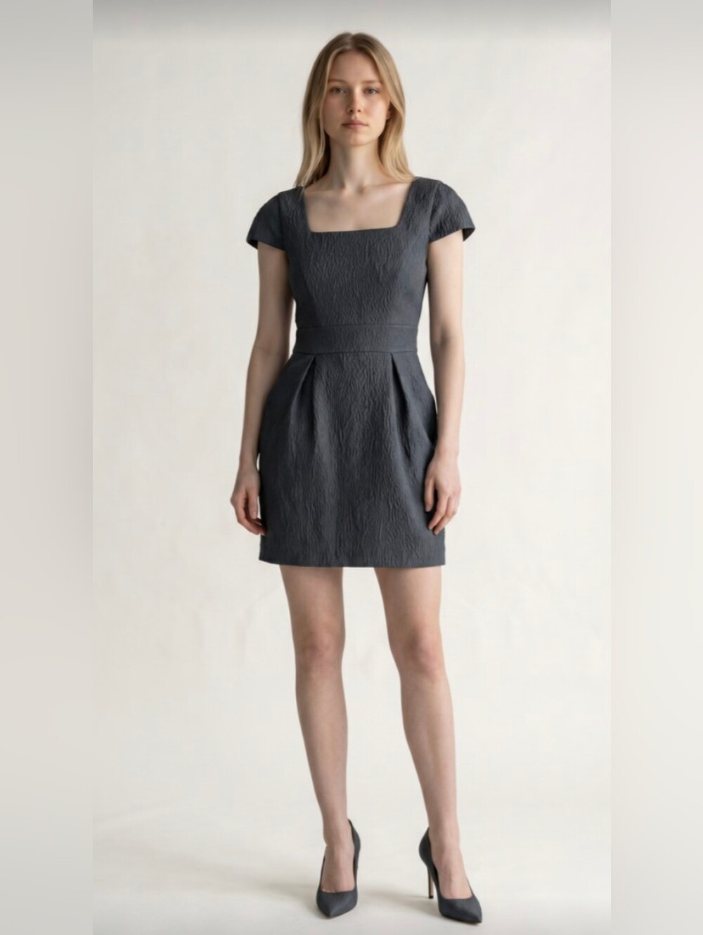 BCBGENERATION! DOVE GRAY CRINKLED FINISH, CINCHED WAIST,FRONT PLEAT DRESS! SZ 2